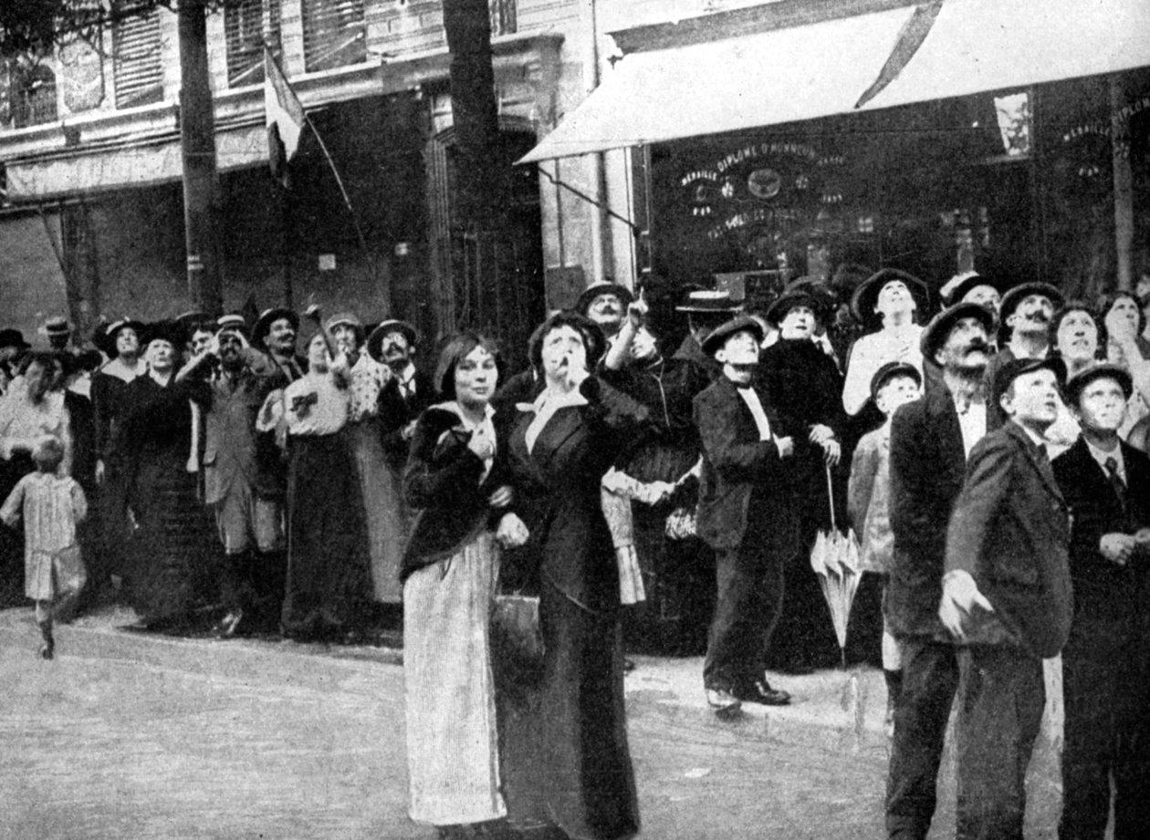 Parisere ser på et tysk fly, Første Verdenskrig, 1914 af Unbekannt