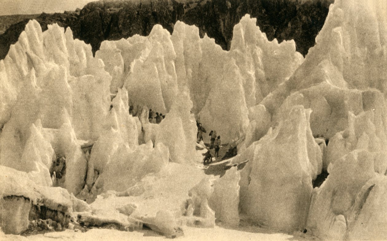 Passage af East Rongbuk-gletsjeren, c1918-c1939. af Unbekannt