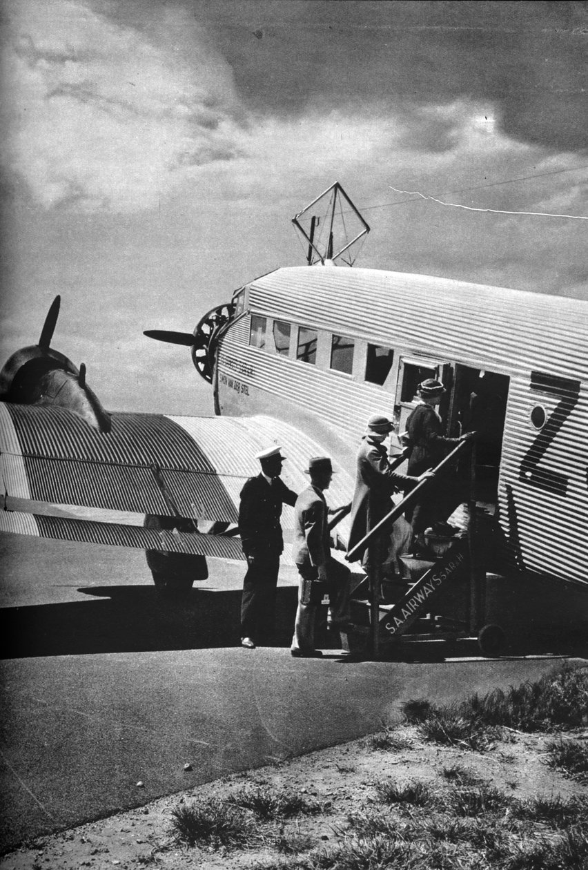 Passagerer ombord på et af Junkers passagerfly fra South African Airways, c1936 c1937 af Unbekannt
