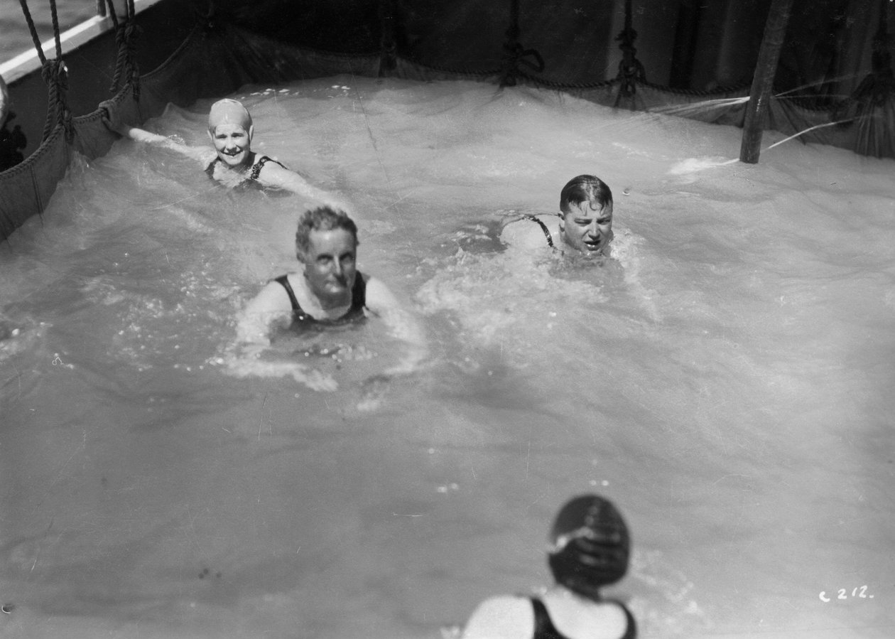 Passagerer i swimmingpoolen om bord på et krydstogtskib, c1920