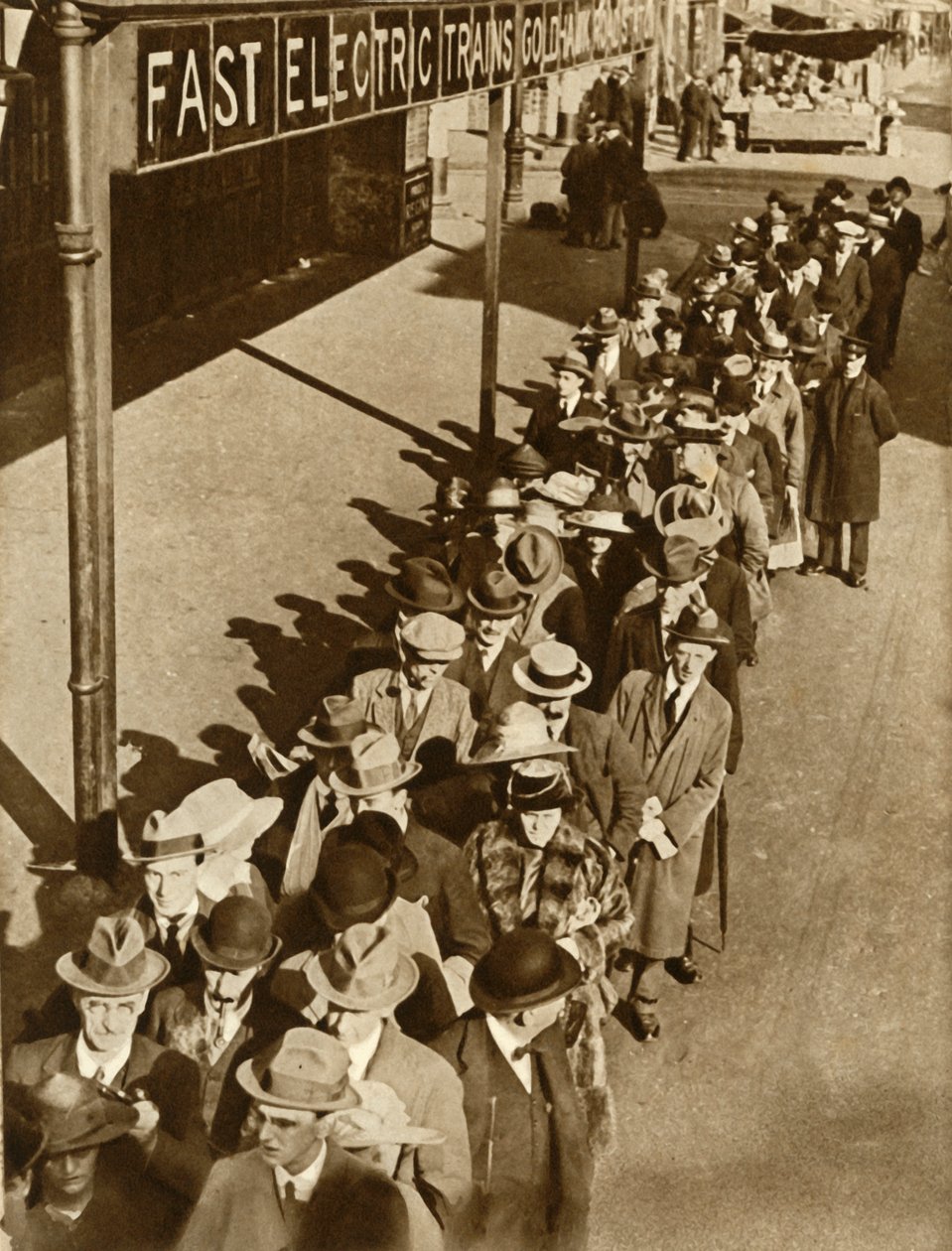 Passagerer, der venter på Goldhawk Road Station i London under jernbanestrejken, 1919, 1935. af Unbekannt
