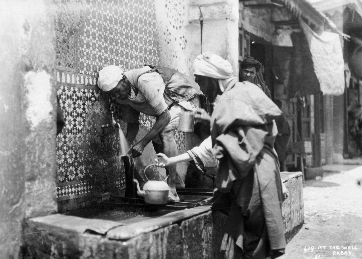 Folk samler vand fra en brønd, Rabat, Marokko, c1920