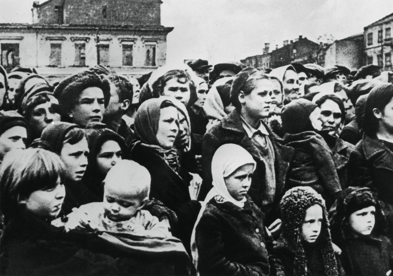 Folk i den russiske by Smolensk efter dens befrielse af Den Røde Hær, 1943 af Unbekannt