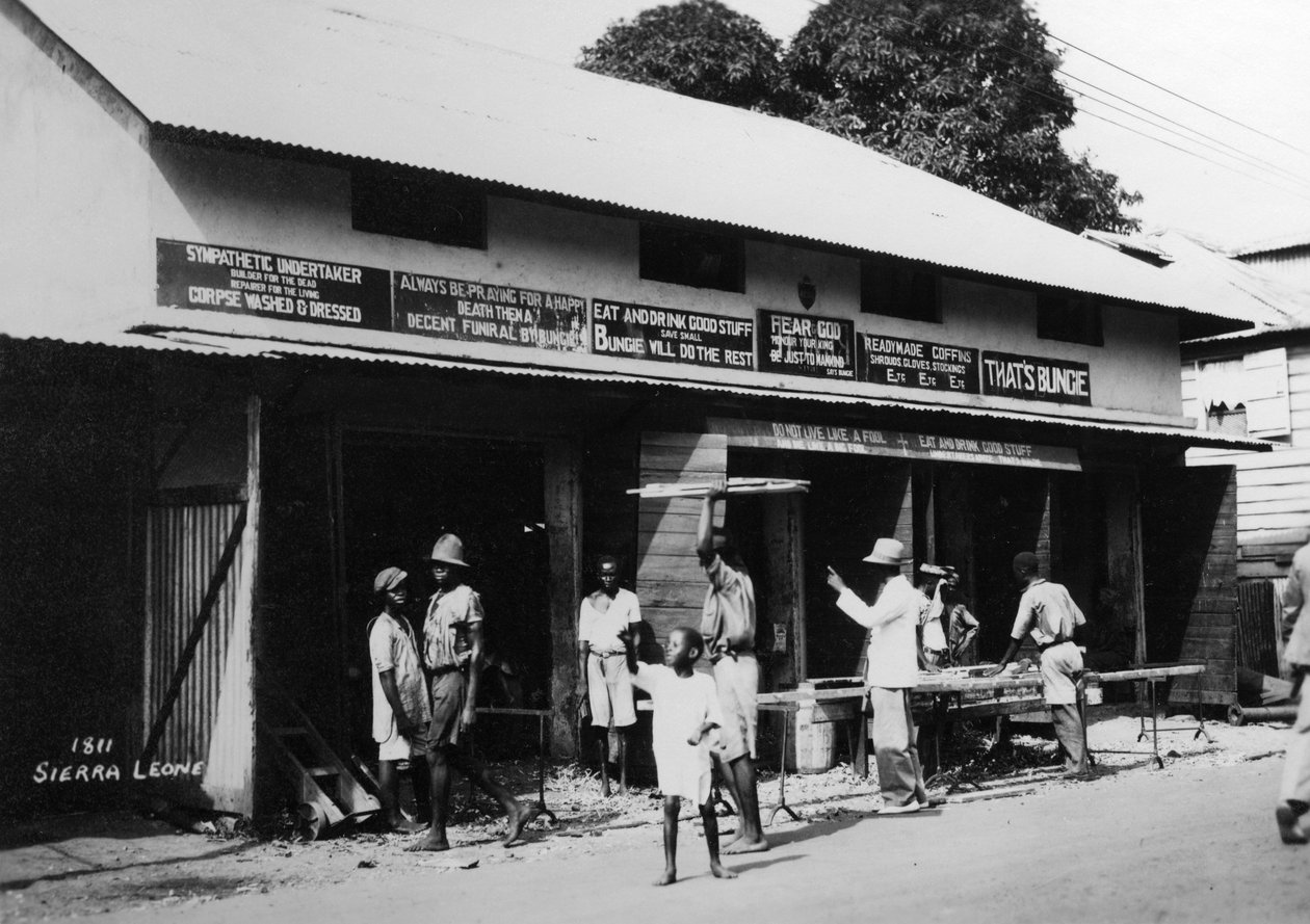 Folk uden for en bedemands lokaler, Sierra Leone, 20. århundrede af Unbekannt