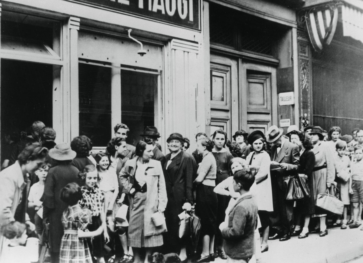 Folk i kø uden for en mejeributik, tysk-besatte Paris, 26. juli 1940 af Unbekannt