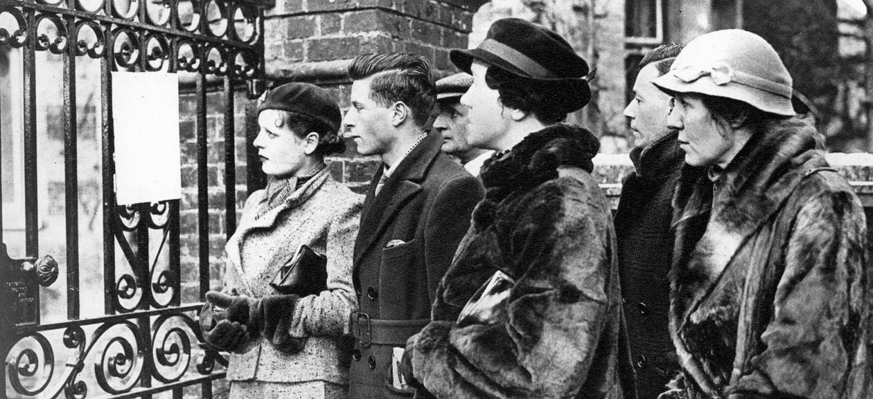 Folk læser bulletinerne om King George Vs sidste sygdom, 1935 af Unbekannt
