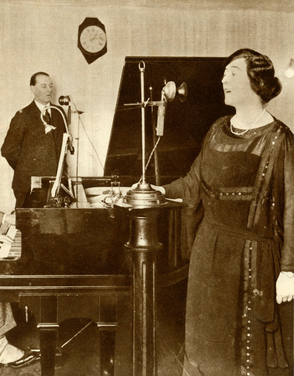 Artister synger en duet i et af studierne på 2LO, Savoy Hill, London, 1923, 1935. af Unbekannt