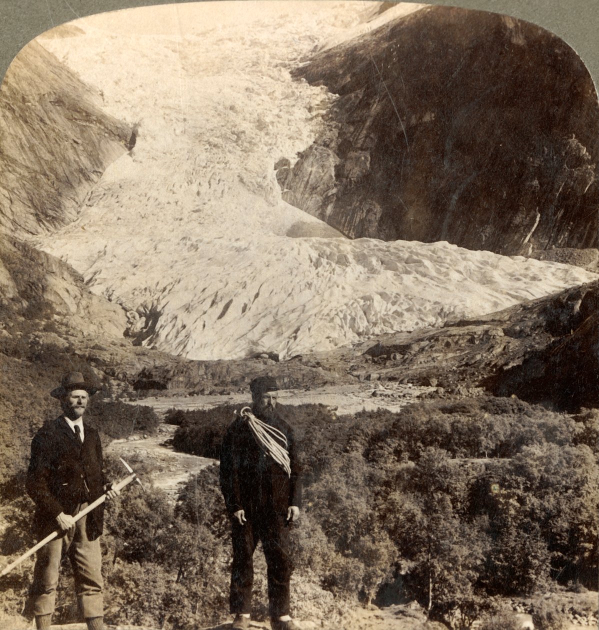 Den farlige Brigsdal-gletsjer, en af de største i hele Norge, c1905. af Unbekannt