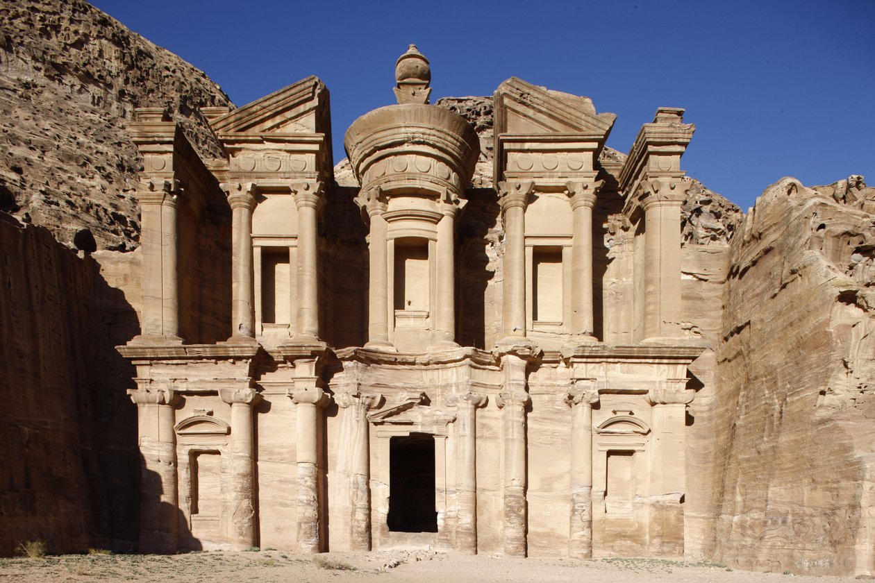Petra arkæologiske sted: Al-Dier, eller klosteret (opkaldt efter en tidligere brug af graven), den største grav i Petra, Petra, Jordanie af Unbekannt