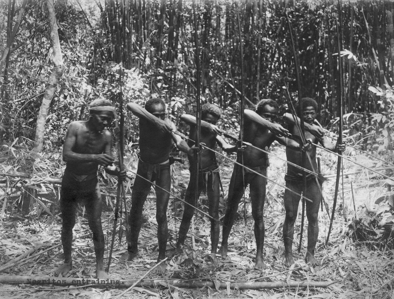 Filippinerne: ca. 1890 Mandlige medlemmer af Negrito-stammen viser deres jagtfærdigheder (s/h foto) af Unbekannt