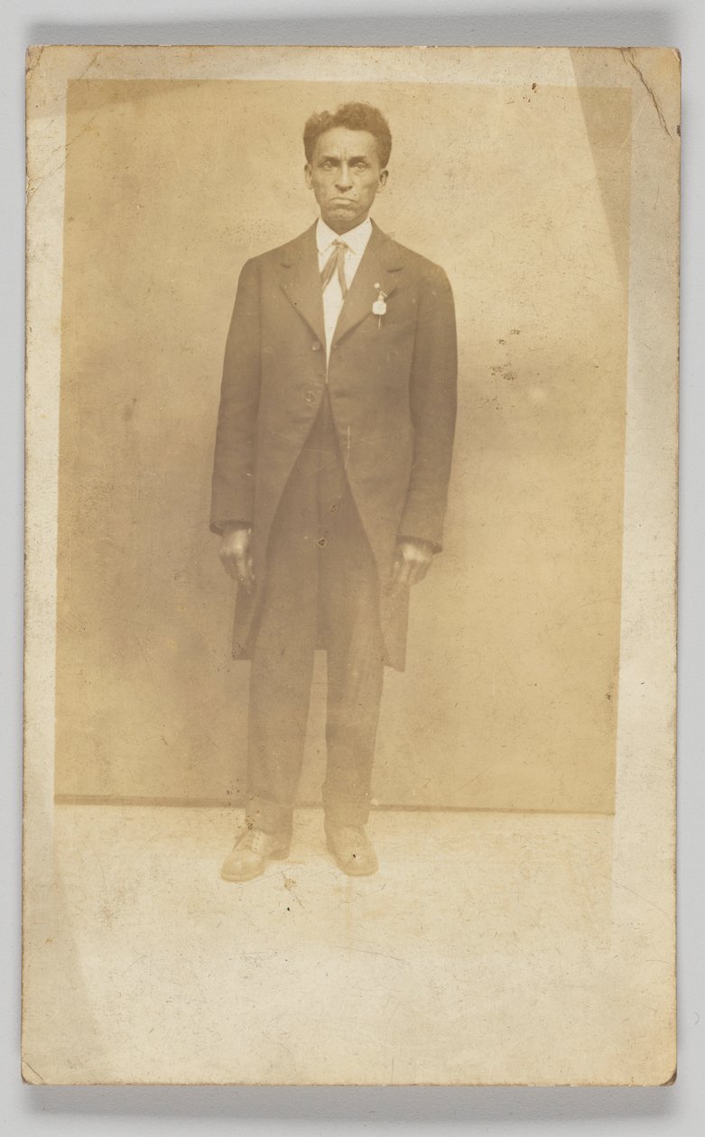 Fotografisk postkort af en mand i jakkesæt, 1904-1918. af Unbekannt