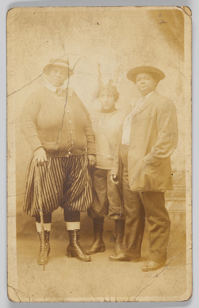 Fotografisk postkort af tre uidentificerede kvinder, 1904-1918. af Unbekannt