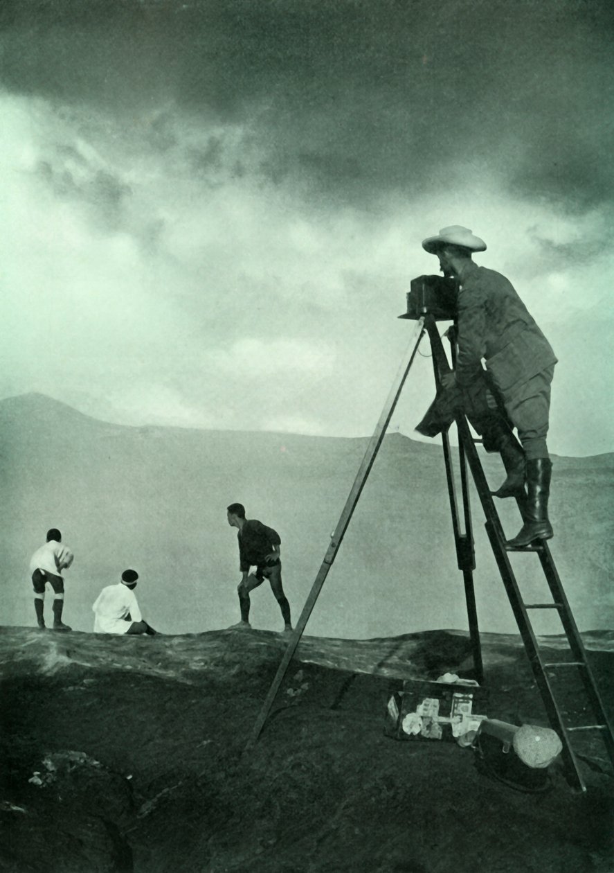 Fotografering ved Craters Lip, Aso-San, 1910. af Unbekannt