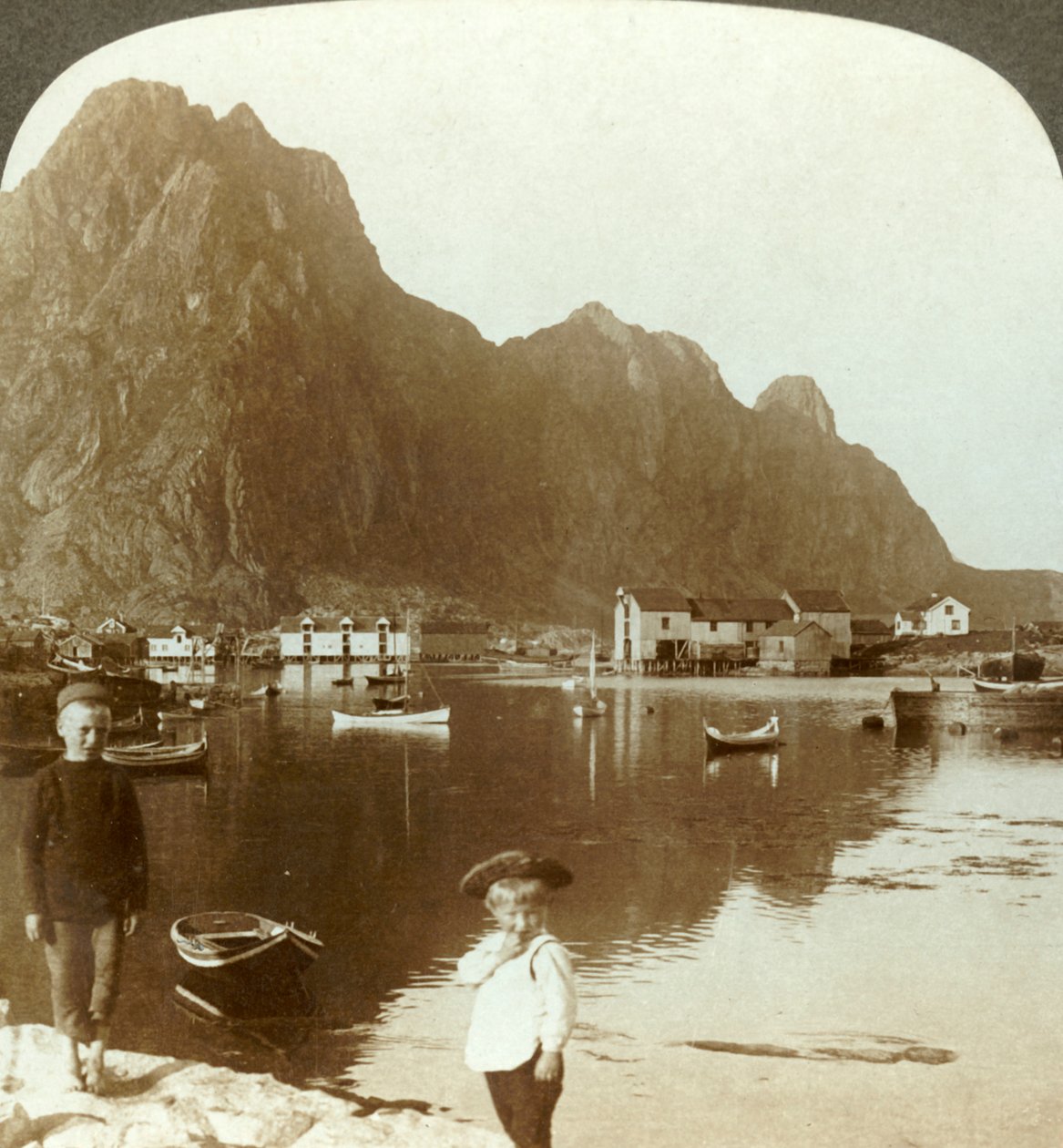 Malerisk Svolvaer, en fiskeristation langt mod nord, Lofotenøerne, N. Norge, c1905. af Unbekannt