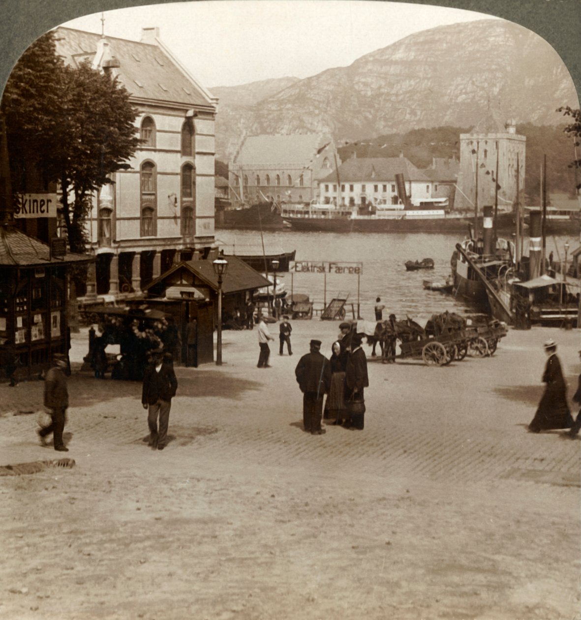 Malerisk gammel fæstning Bergenhus, fra en plads i moderne by, Bergen, Norge, 1905. af Unbekannt