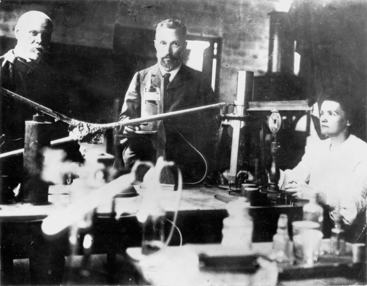 Pierre og Marie Curie, franske videnskabsmænd, på arbejde i laboratoriet af Unbekannt