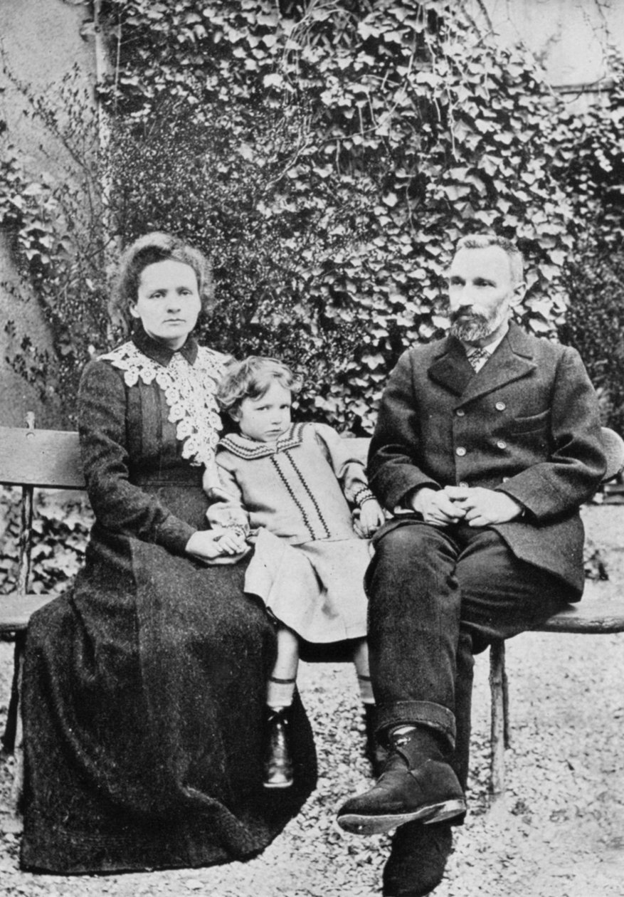 Pierre og Marie Curie, franske videnskabsmænd, med deres datter Irene, 1904 af Unbekannt