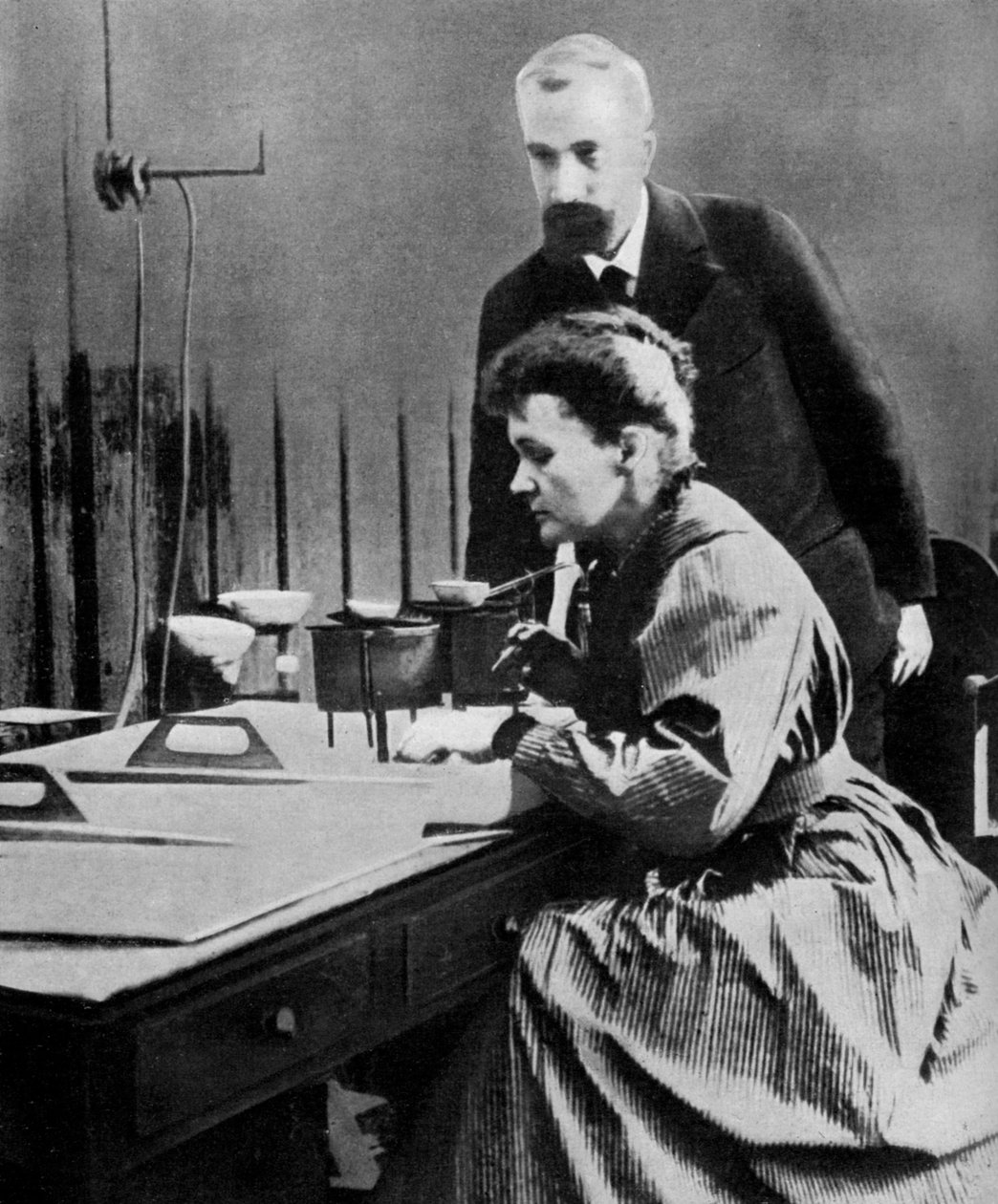 Pierre og Marie Curie i deres laboratorium, 1898 1951 af Unbekannt