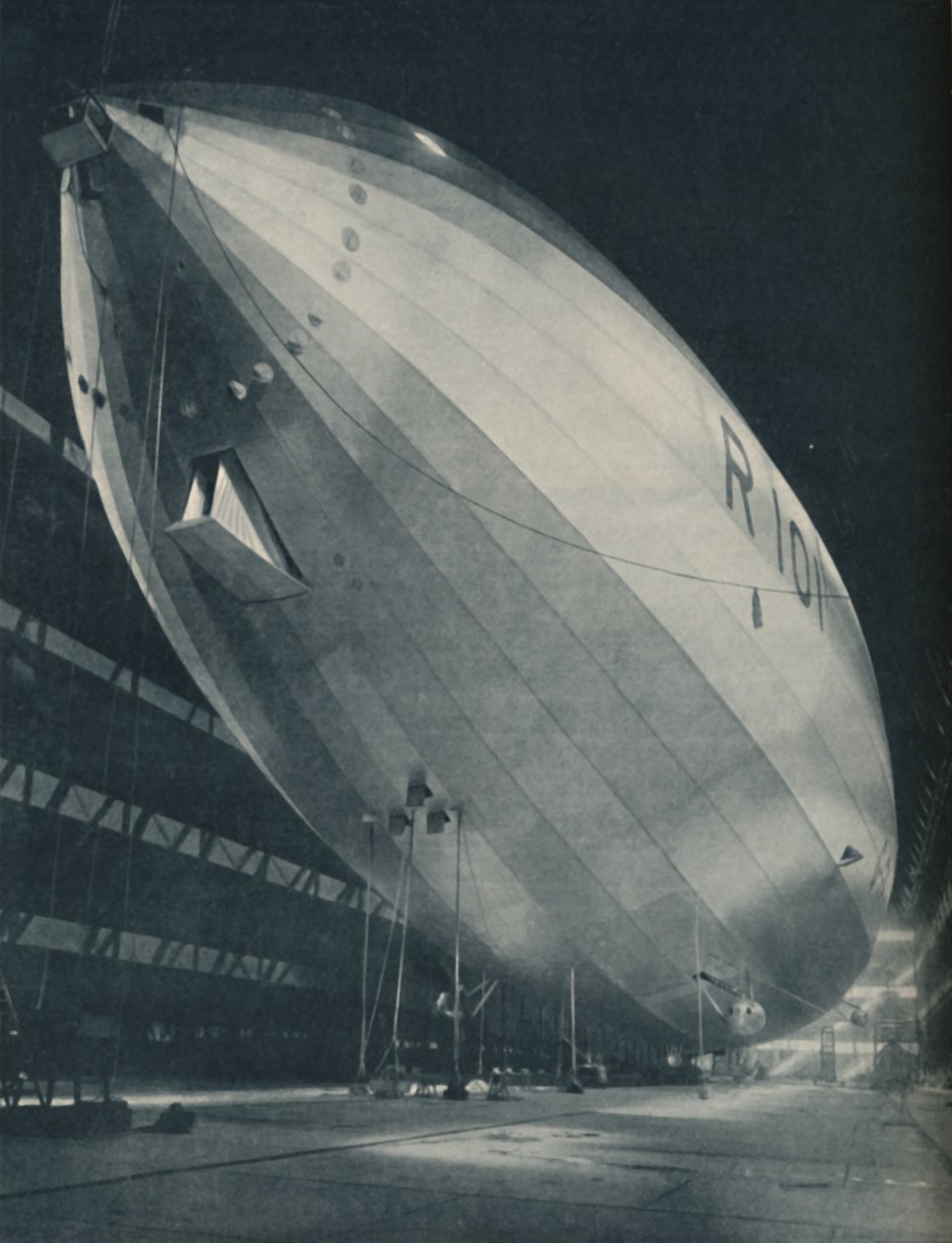 Stillet i den store sal i hendes fødested, Ready To Take Wing, c1935 af Unbekannt