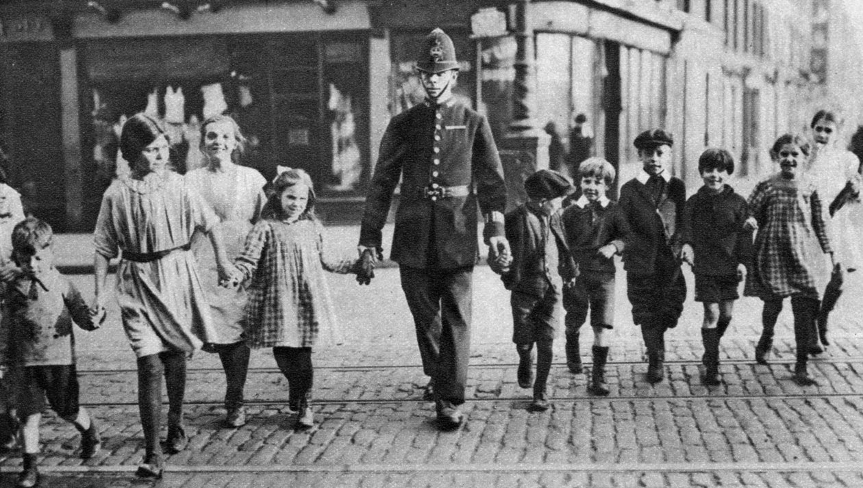 Politimand hjælper skolebørn over vejen, East End, London, 1926-1927 af Unbekannt