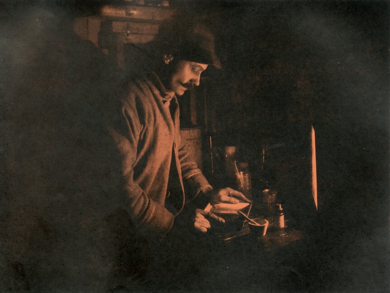 Ponting udvikler en plade i det mørke rum, c19101913, 1913. af Unbekannt