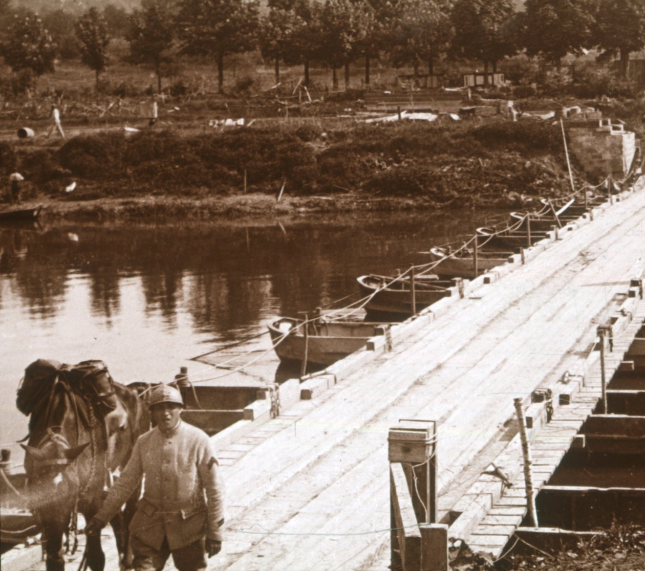Pontonbro over floden Aisne ved Venizel, Aisne, Frankrig, c1914-c1918 af Unbekannt
