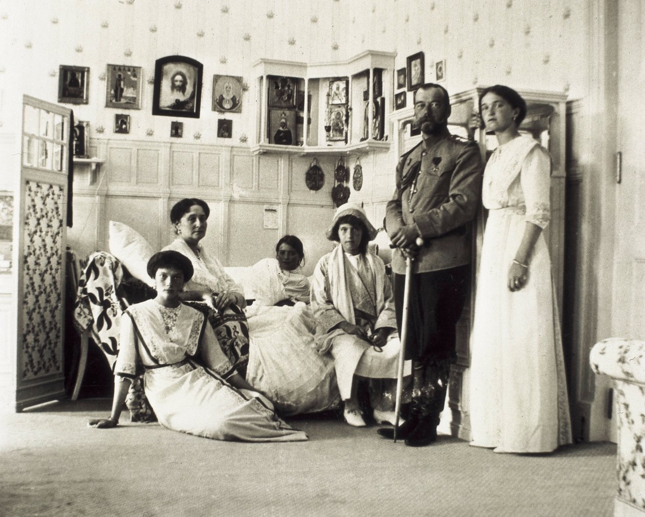 Portræt af zar Nicholas II (1868-1918) med sin familie, fra venstre mod højre Tatiana, Alexandra (hans kone), Anastasia, Maria og Olga, ca. 1910 (s/h-billede) af Unbekannt