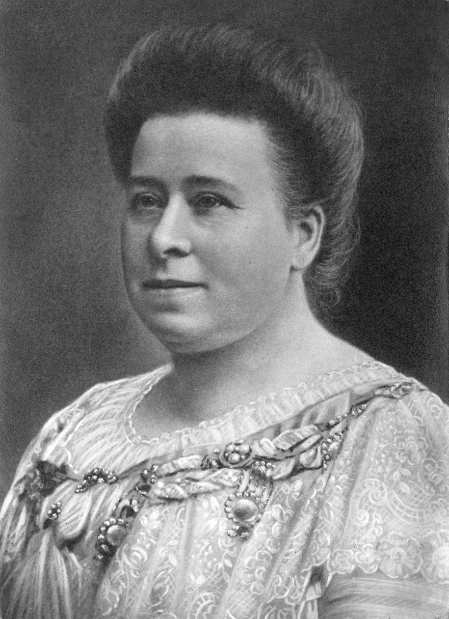 Portræt af kvinde muligvis Walter Nurnbergs bedstemor, Tyskland 1910 NURNBERG FAMILIEFOTOGRAFIER: 12x17cm, atelierportræt retoucheret af kvinde muligvis Nurnbergs bedstemor C1910 Fotografi af Walter Nurnberg (1907-1991), der transformerede industrifoto af Unbekannt