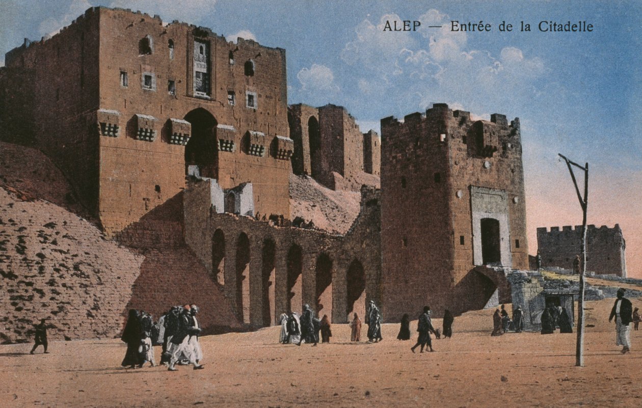 Postkort, der viser Citadel-indgangen i Aleppo, ca. 1920 (fotolitho i farve) af Unbekannt