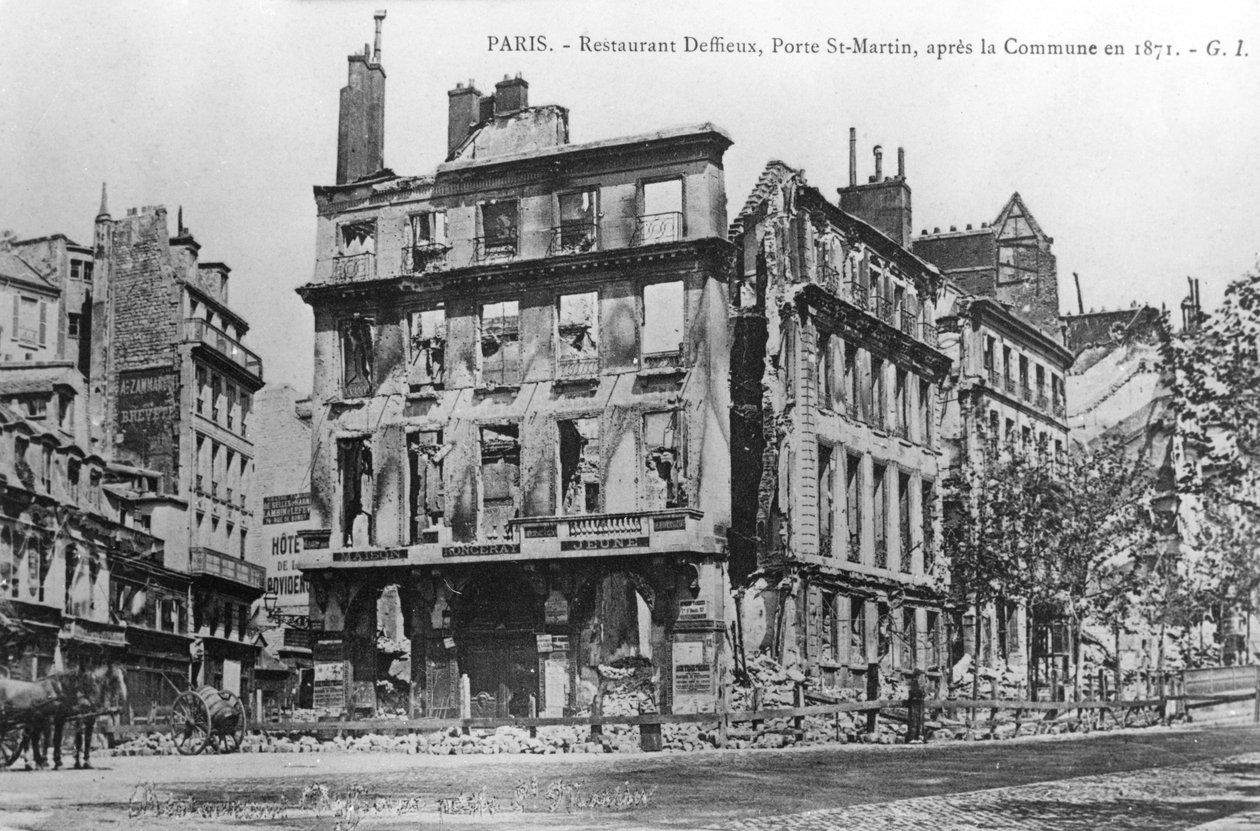 Postkort, der viser skader på Deffieux Restaurant, Porte St.-Martin, efter Pariserkommunen i 1871 af Unbekannt