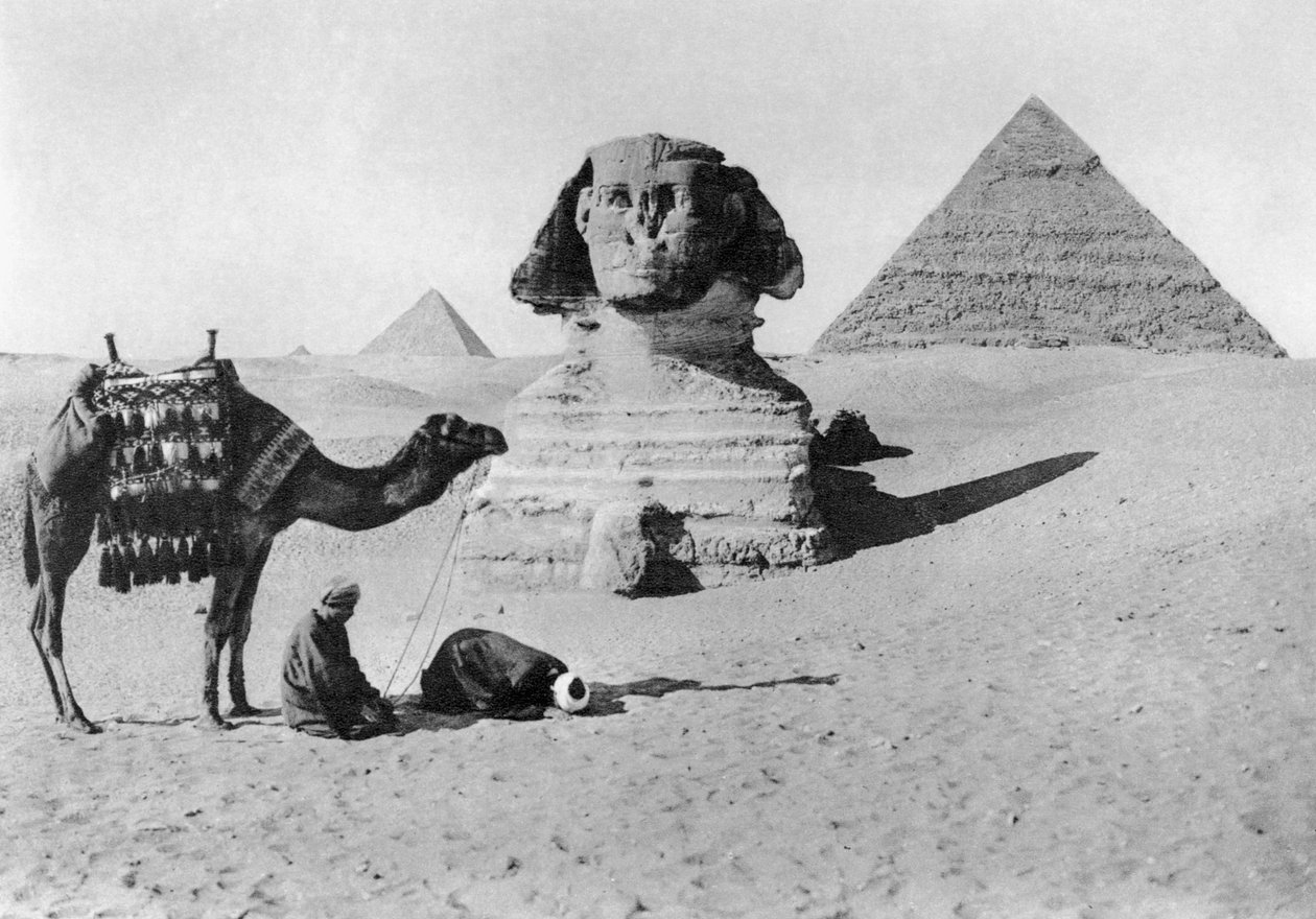 Beder foran en sfinx, Cairo, Egypten, c1920