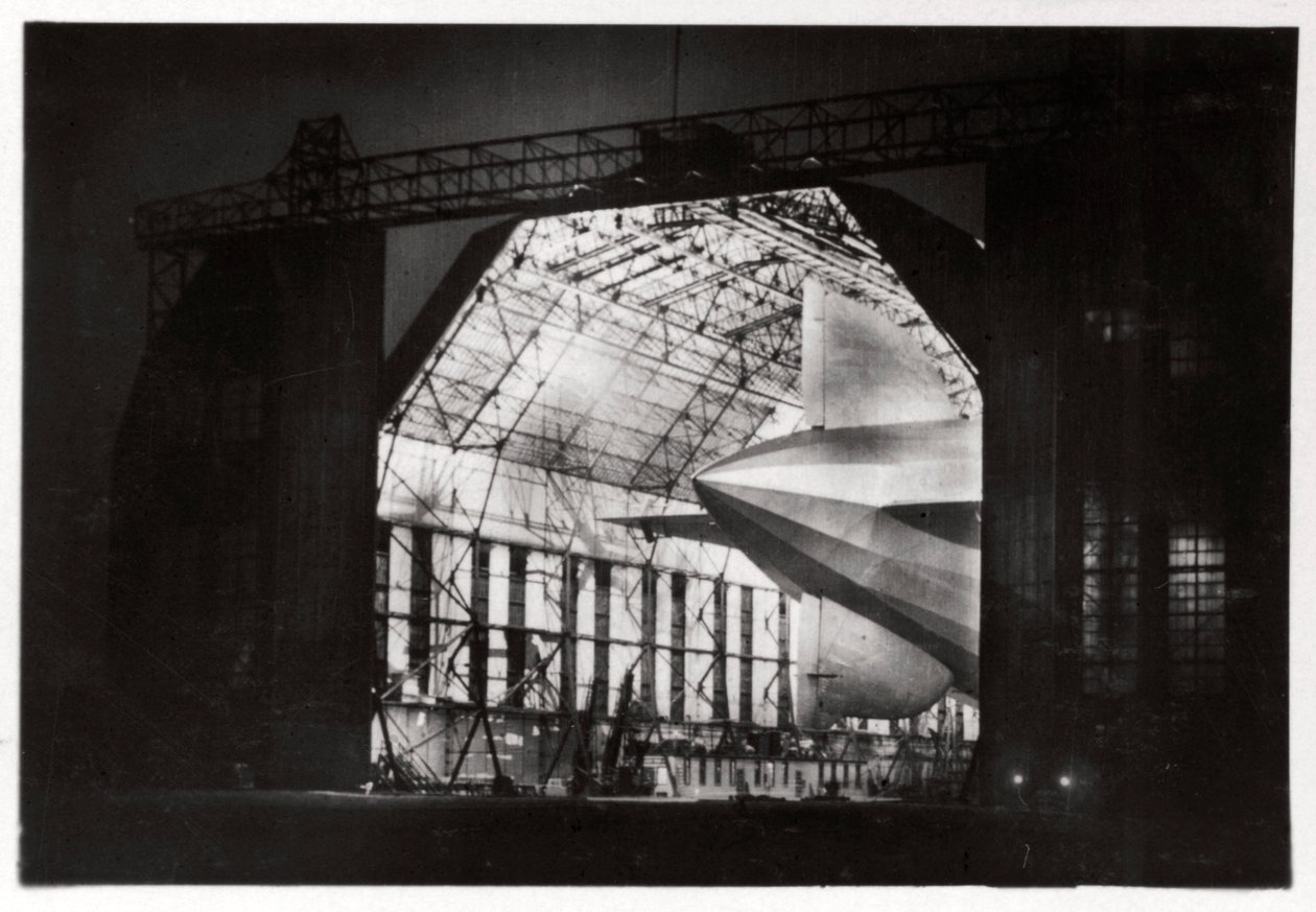 Forberedelser til en natflyvning, Zeppelin LZ 127 Graf Zeppelin, 1933 af Unbekannt