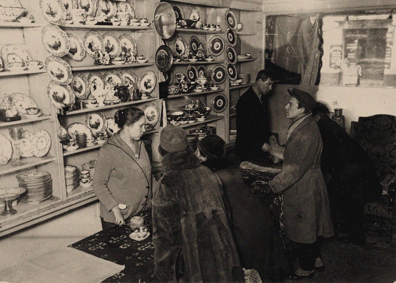 Forhåndsvisning før auktionen af Romanov-zarfamiliens ejendomme, Moskva, 1927, 1927. af Unbekannt