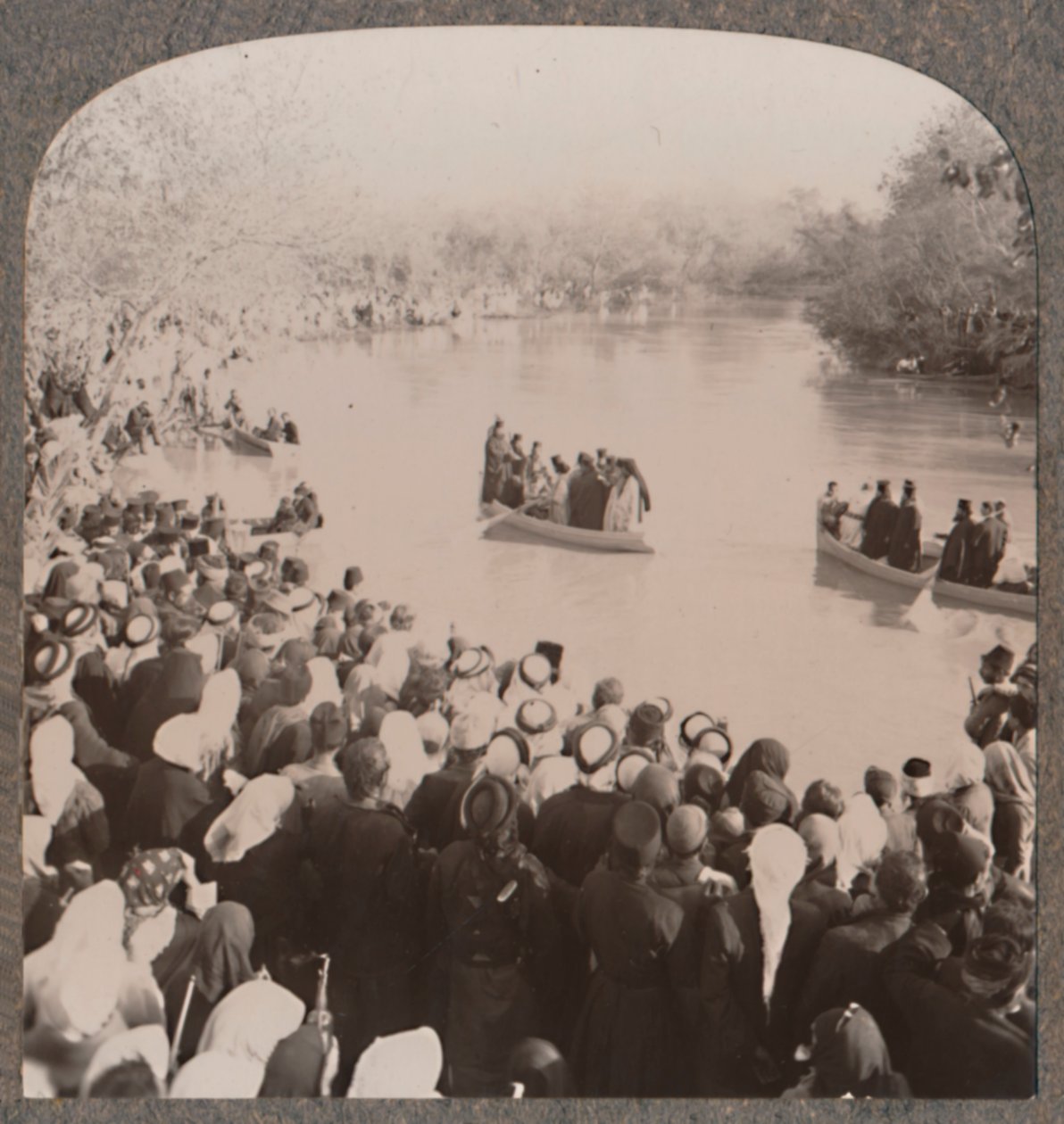 Præster velsigner Jordan, ca. 1900 af Unbekannt
