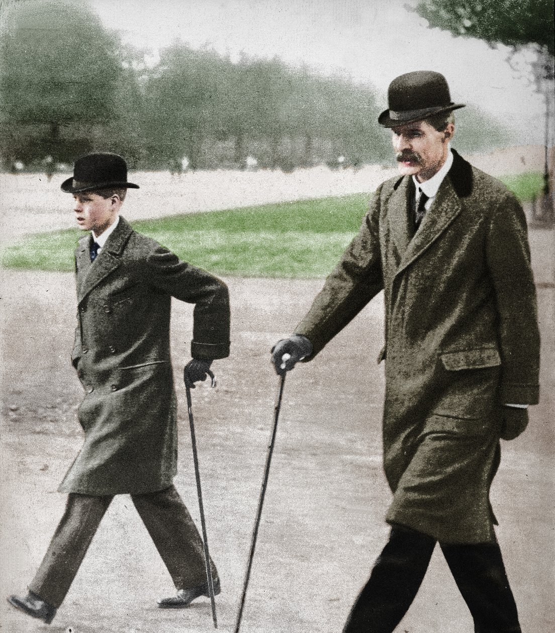 Prins Edward går med hr. HP Hansell, hans lærer, i Auteuil, Frankrig, 1912 1936. af Unbekannt
