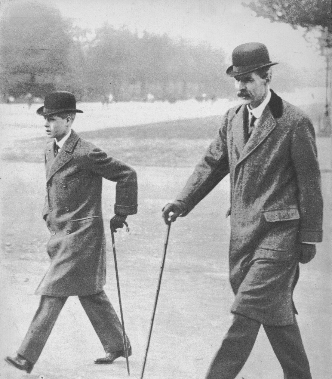 Prins Edward går med hr. HP Hansell, hans lærer, i Auteuil, Frankrig, 1912 1936. af Unbekannt