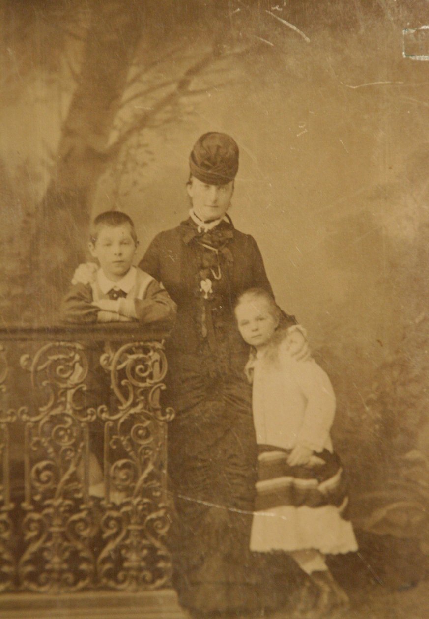 Prinsesse Ekaterina Mikhailovna Yurievskaya med børnene Georgy og Olga, slutningen af 1870