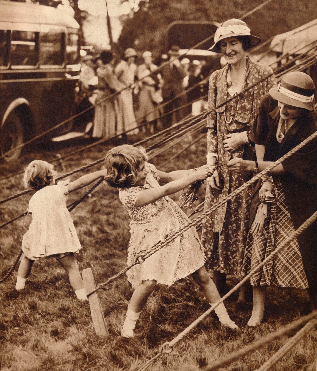 Prinsesse Elizabeth og prinsesse Margaret trækker deres vægt, 1930