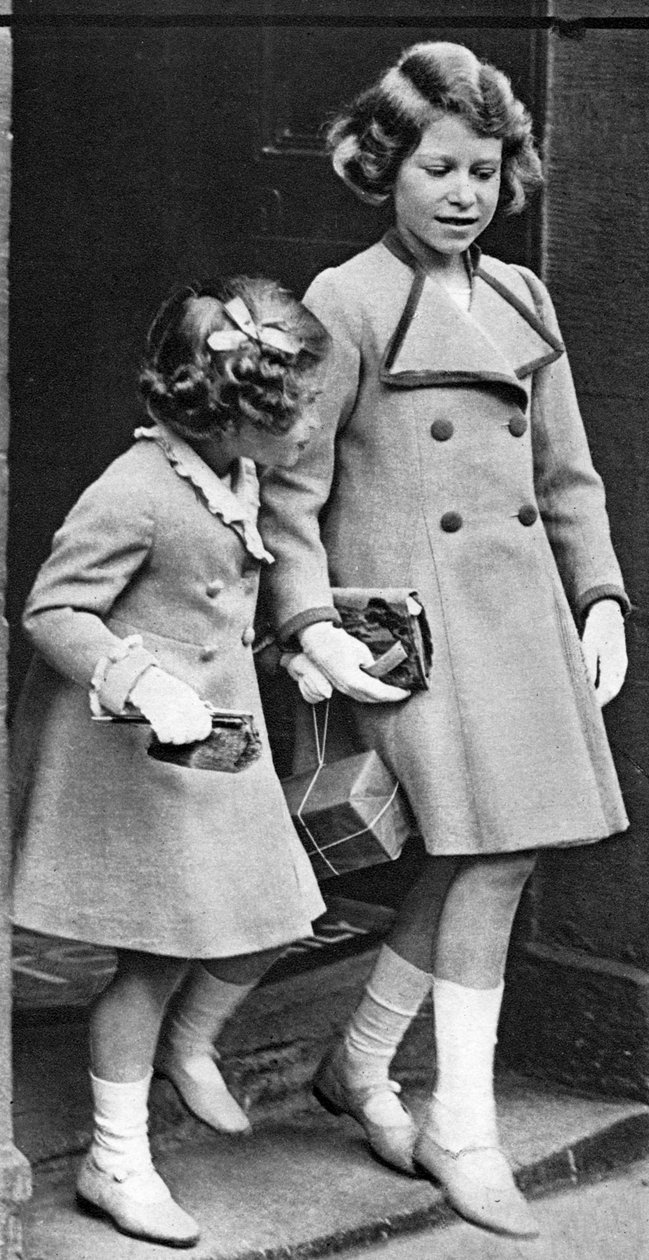 Prinsesse Elizabeth og hendes søster, c1936 af Unbekannt