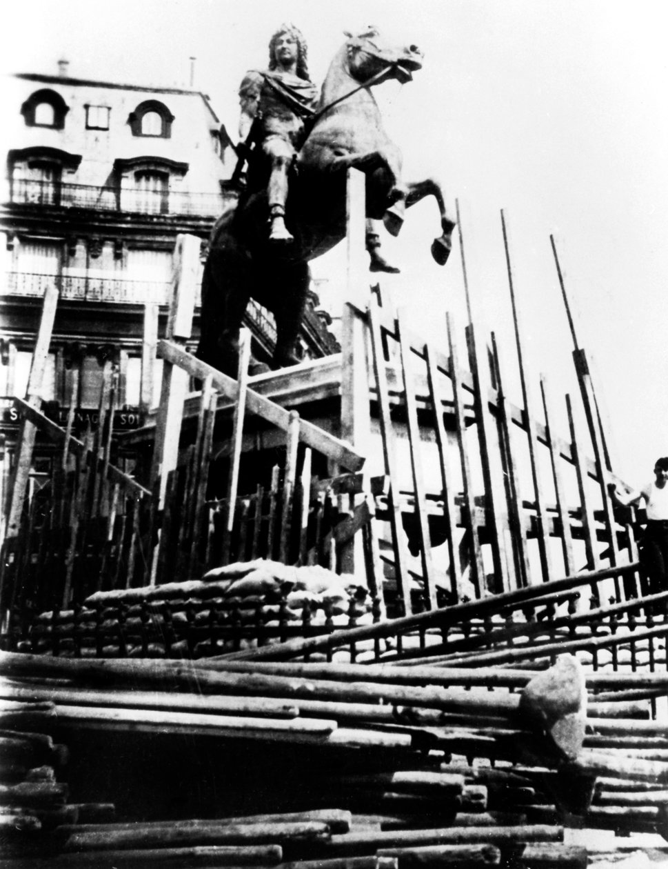 Beskyttelsesforanstaltninger til statuen af Louis XIV, Paris, 1940 af Unbekannt