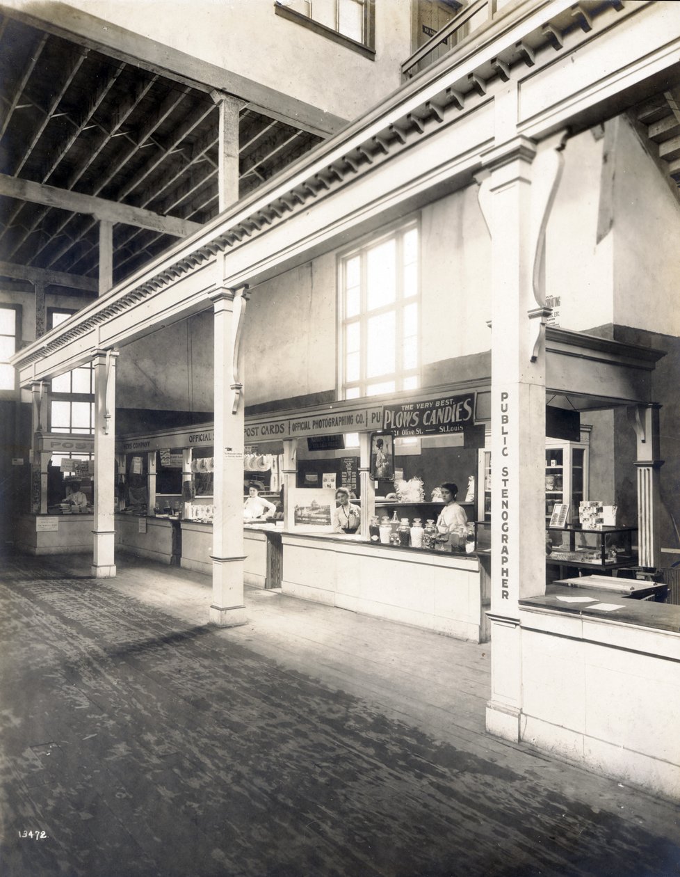 Offentlig bekvemmelighedsstand, med postkort, slik og offentlige stenografboder i Palace of Manufactures på verdensudstillingen 1904 af Unbekannt
