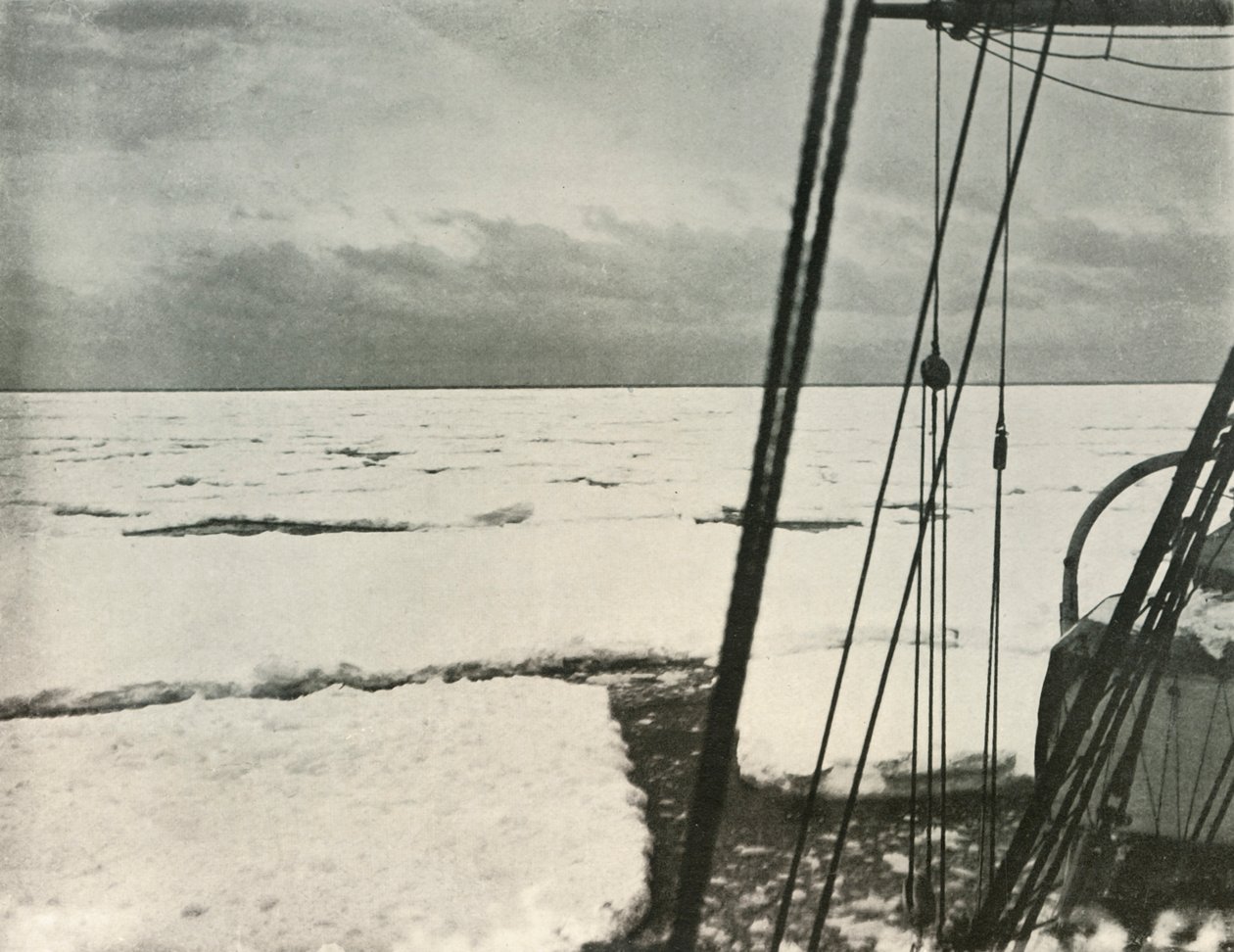At skubbe gennem tunge isflager i Rosshavet, c1908, 1909. af Unbekannt