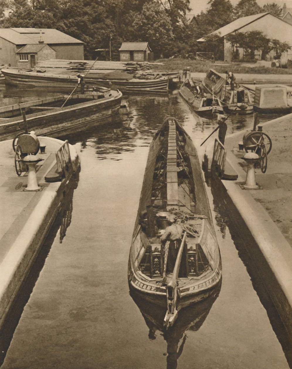 At skubbe en abebåd gennem slusen ved Brentford, c1935. af Unbekannt