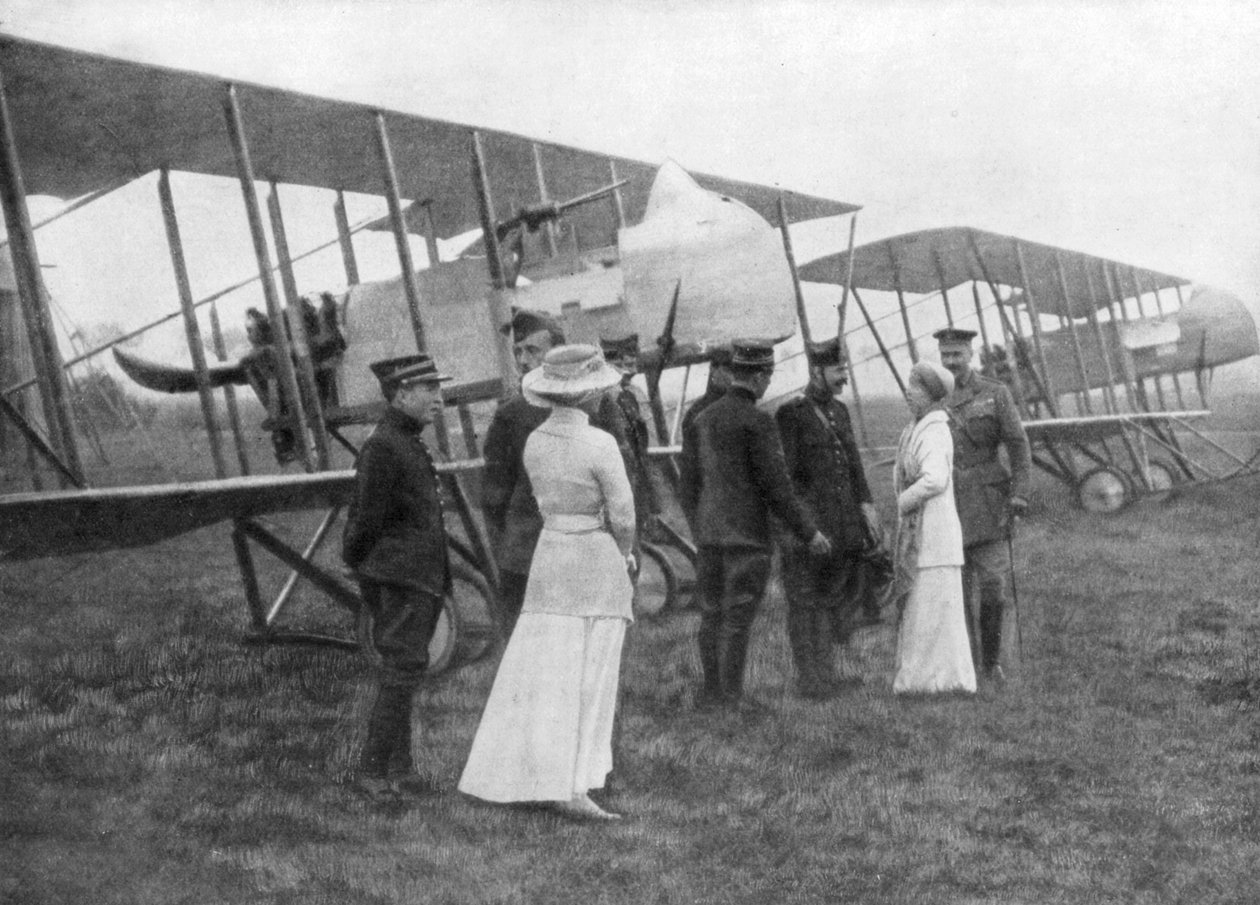 Dronning Elisabeth af Belgien på besøg hos allierede piloter, c1915 af Unbekannt