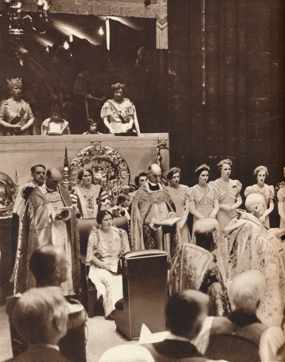 Dronning Elizabeth ser på, mens hendes mand bliver kronet på dagen for hans kroning, 1937 af Unbekannt