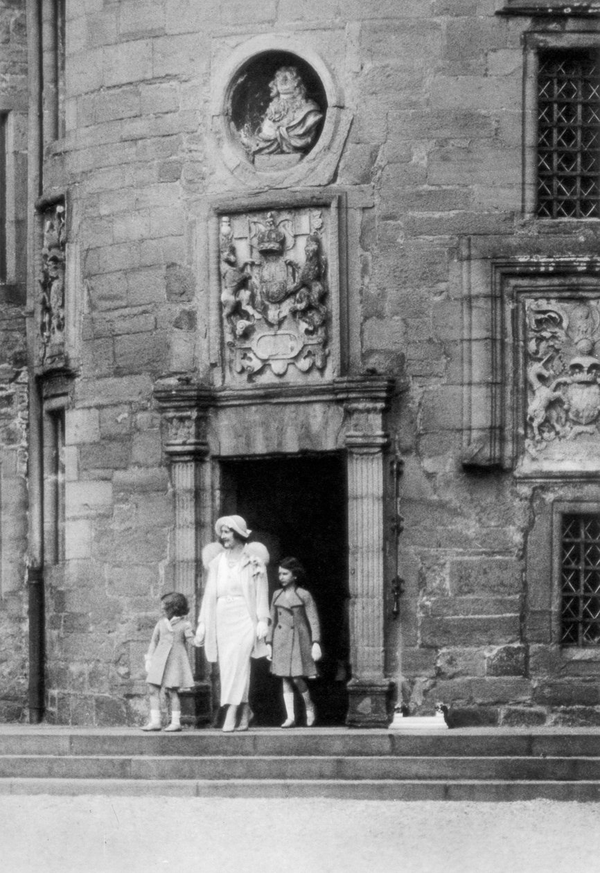 Dronning Elizabeth med prinsesserne Elizabeth og Margaret Rose, Glamis Castle, Skotland, 1937 af Unbekannt