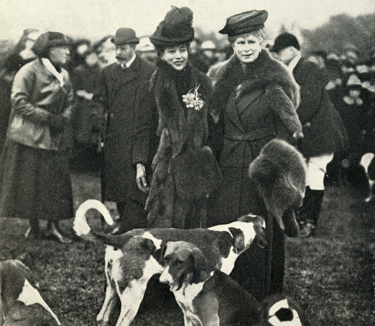 Dronning Mary og dronning Alexandra ved et møde i West Norfolk Hunt i 1920, 1951. af Unbekannt