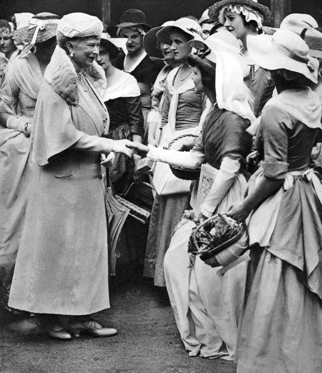 Queen Mary på det gamle Westminster marked og messe i Deans Yard, Westminster, c1936 af Unbekannt