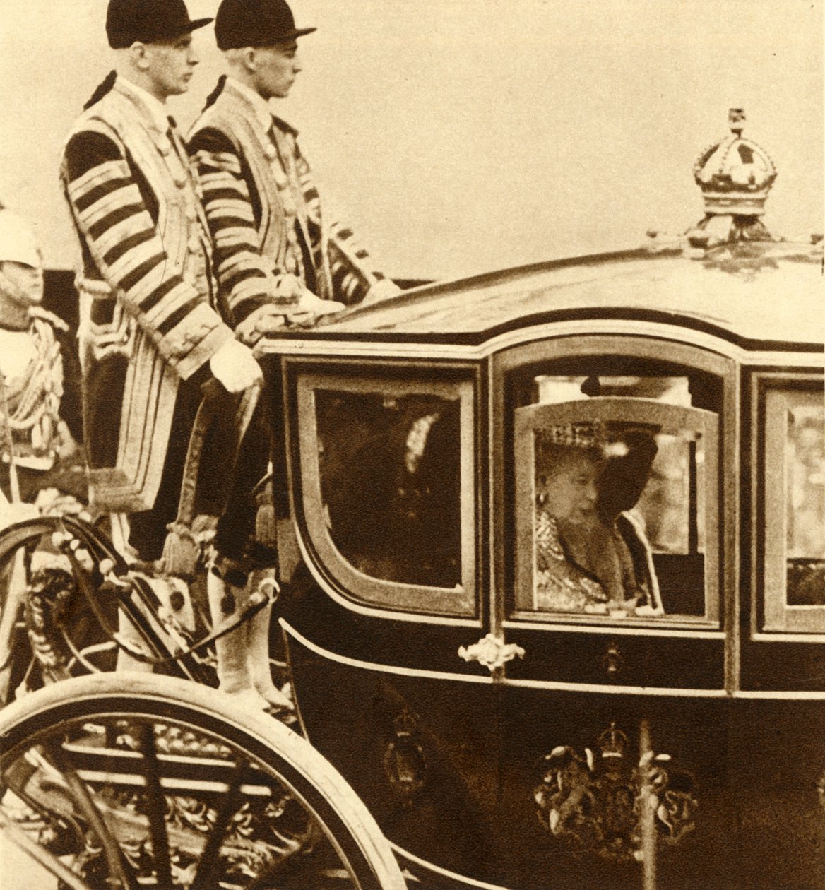 Dronning Mary, i sin vogn af glas, ledsaget af Dronning Maud af Norge, 1937 af Unbekannt