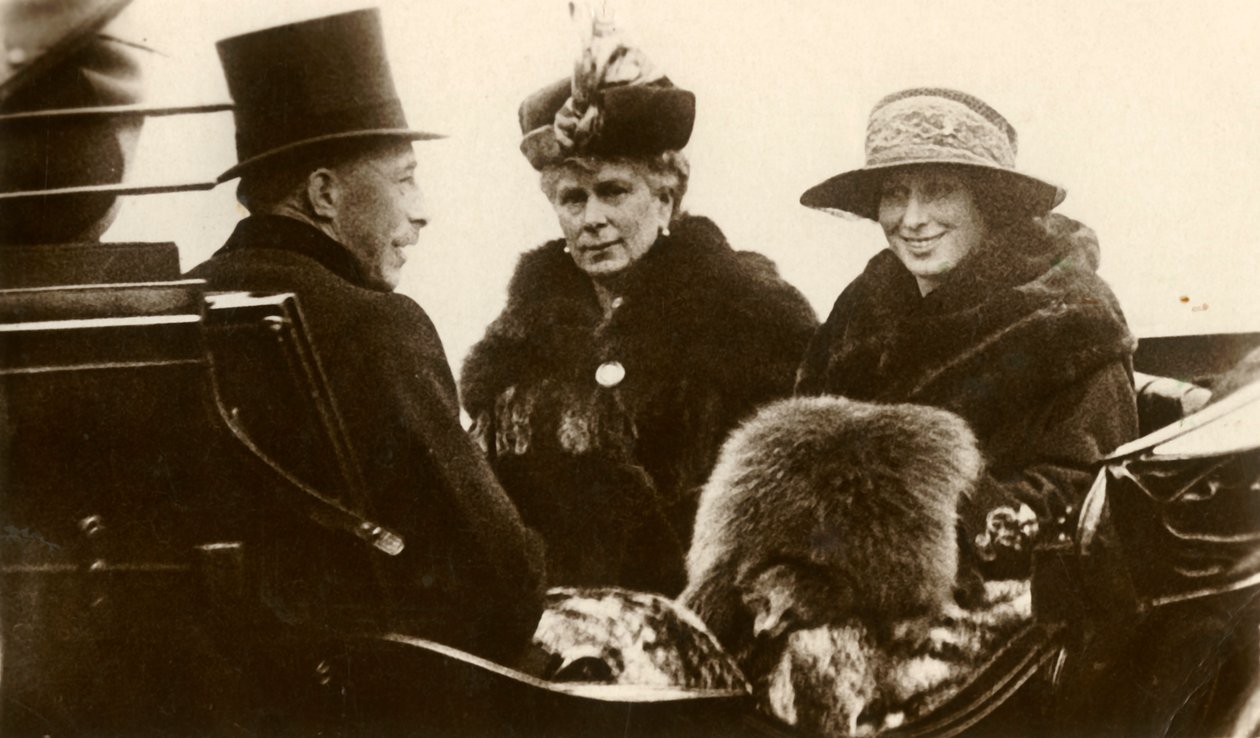 Queen Mary med Princess Royal og Viscount Lascelles, 1923. af Unbekannt